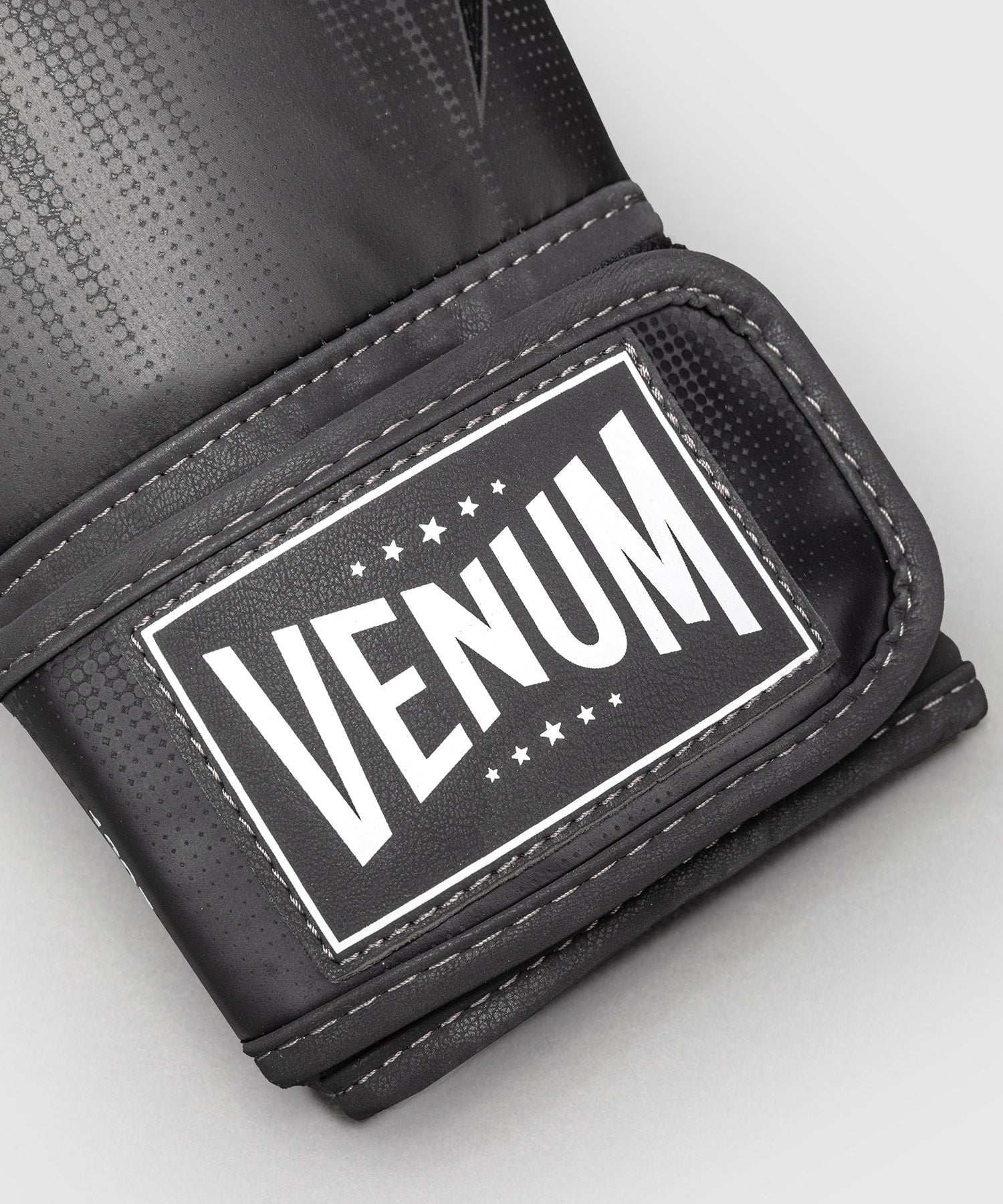 Detail des gants de boxe Venum Stealth noir et blanc a mousse multi-densite