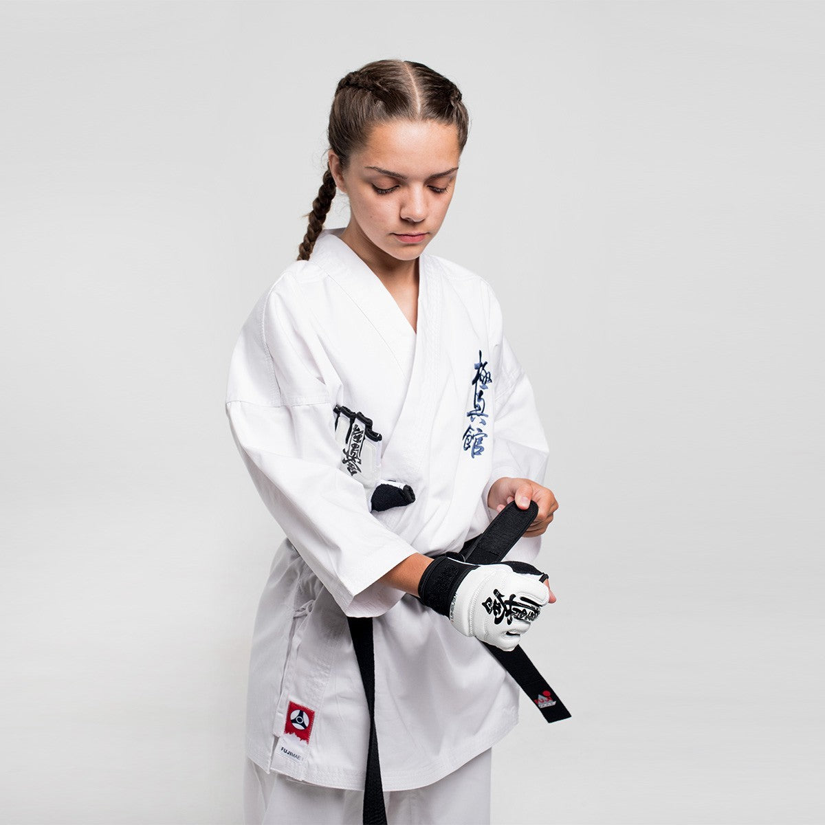 Gants Kyokushinkaï KenShin Fuji Mae blancs, vue portée avec kimono de karaté