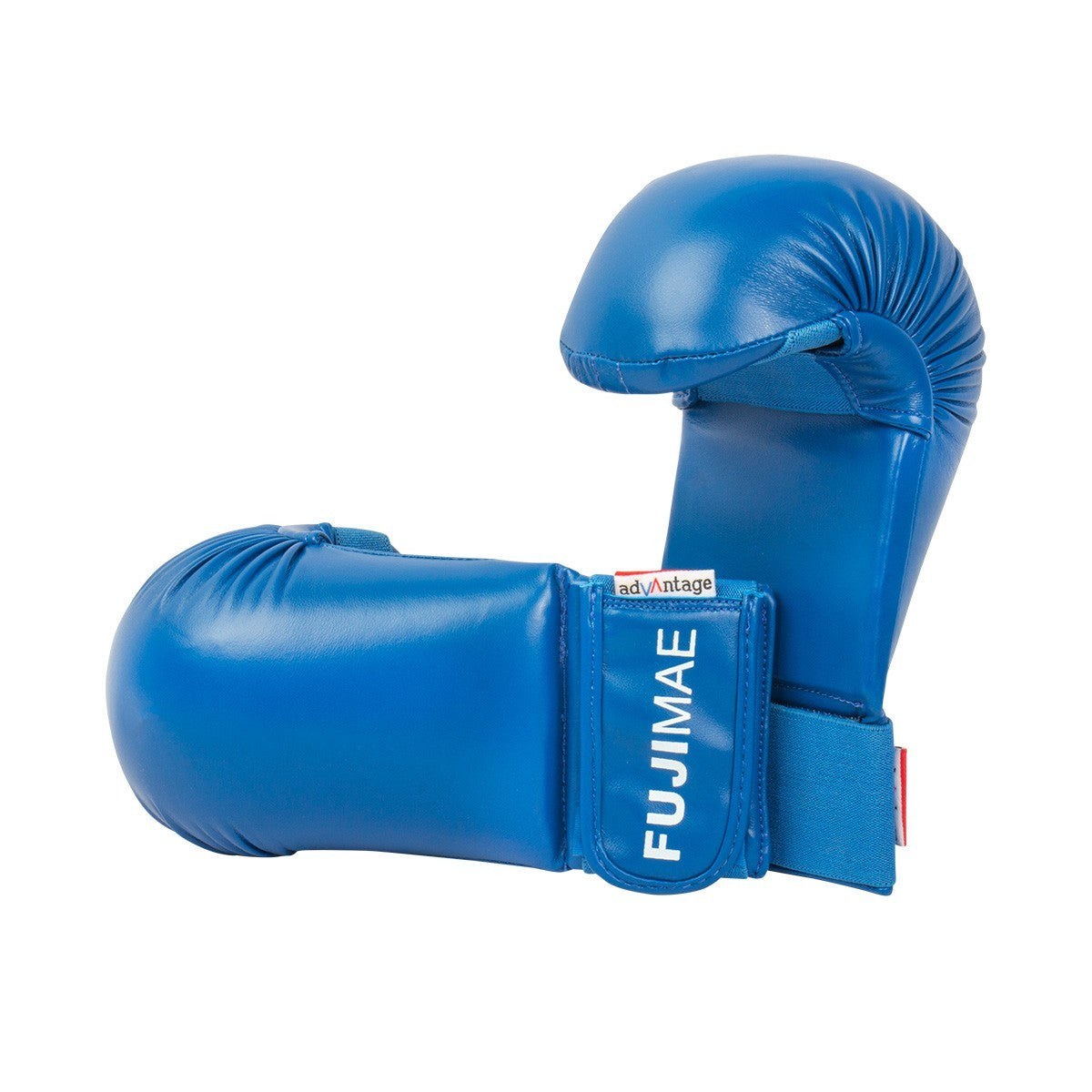 Mitaines de karaté FUJIMAE Advantage bleues portées en kumite