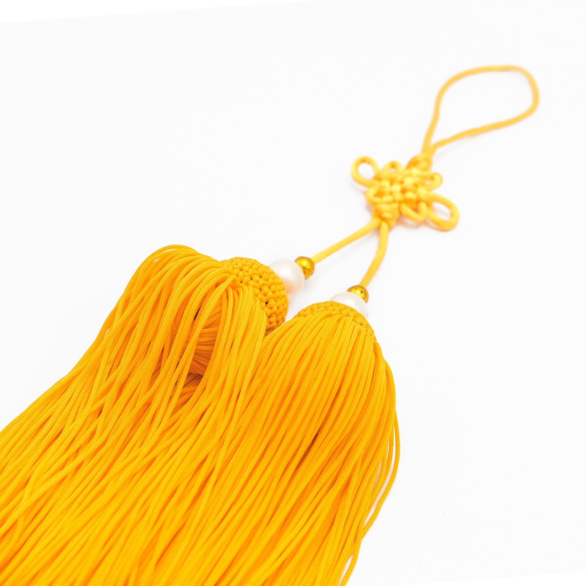 Détail des perles nacrées du pompon d'épée FUJIMAE