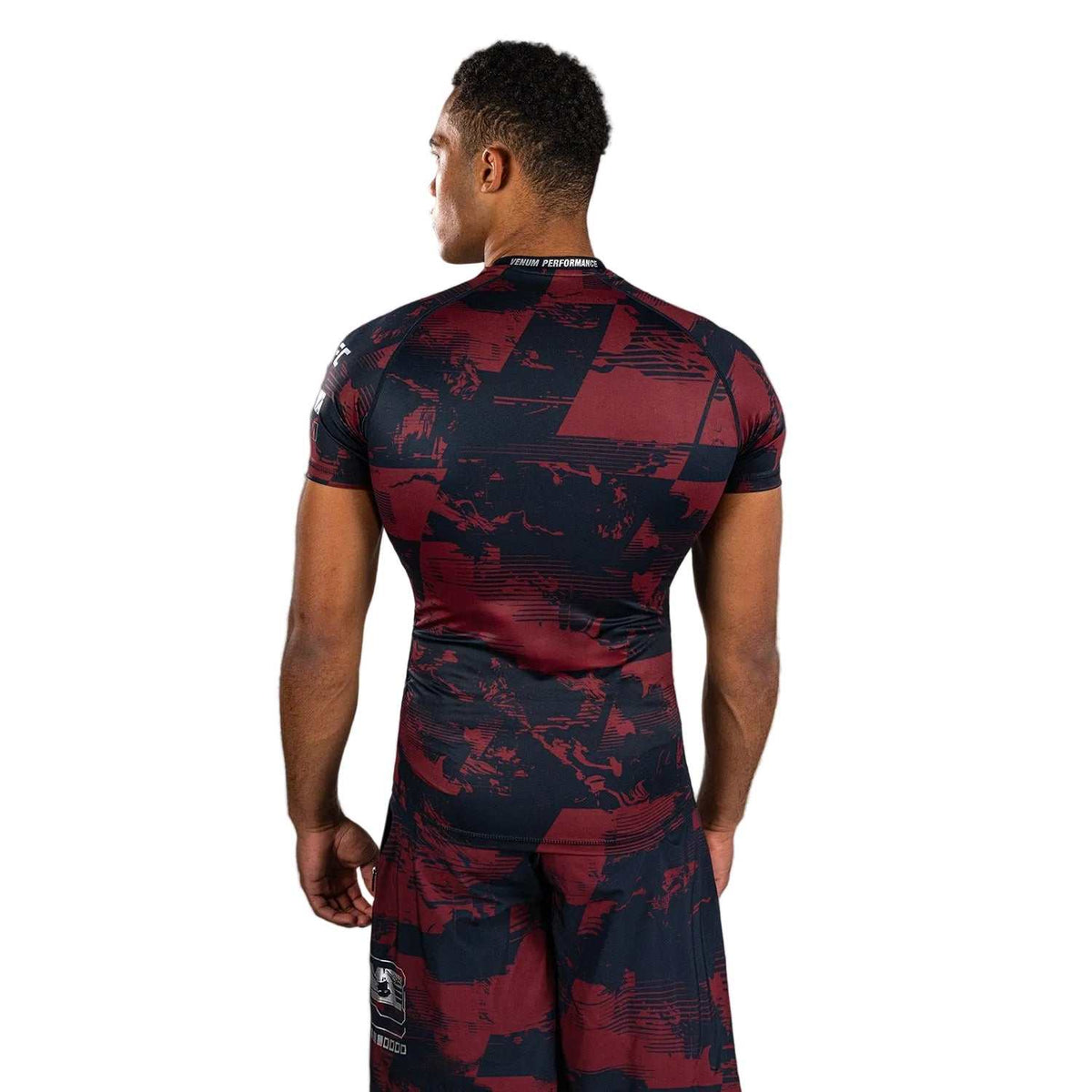 Rashguard MC Performance à manches courtes, bleu marine et bordeaux, en tissu de compression à motif graphique.