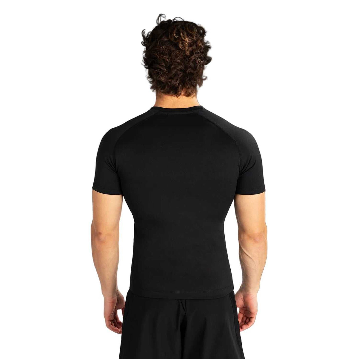 Rashguard à manches courtes Venum noir en tissu extensible, coupe compression et col rond, vu de dos.