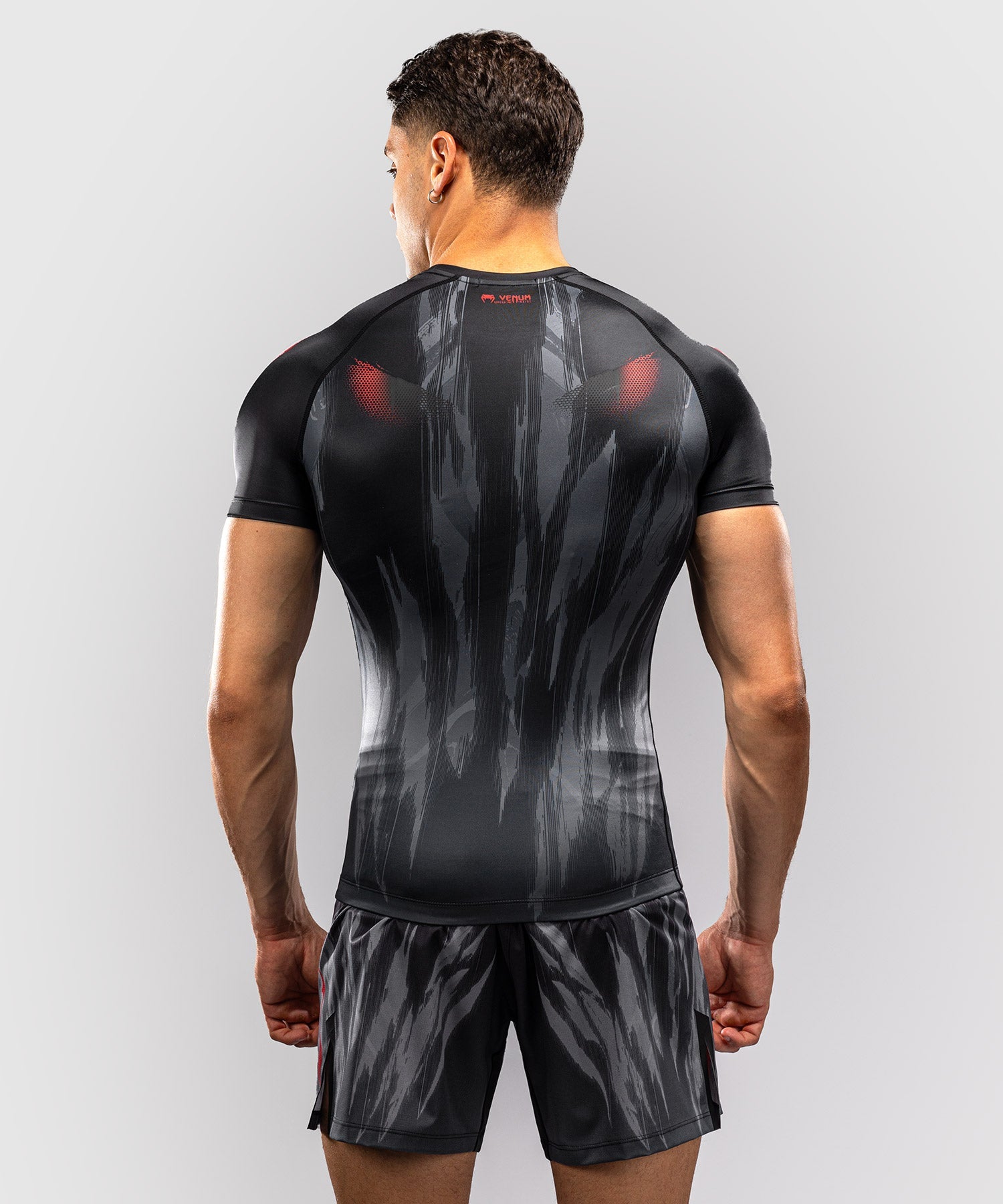 Rashguard Manches Courtes Venum Demon Noir/Gris disponible à la Boutique des Arts Martiaux