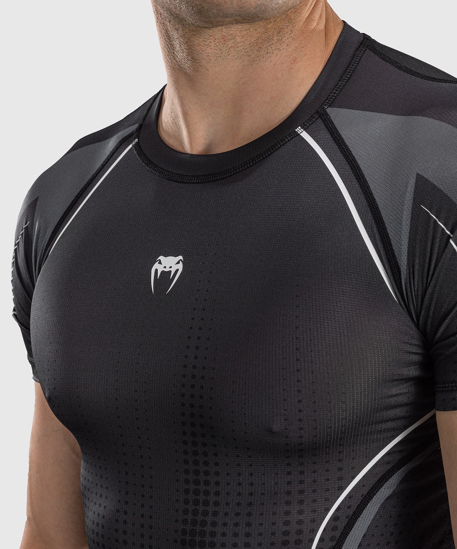 Detail du rashguard manches courtes Venum Stealth noir et blanc