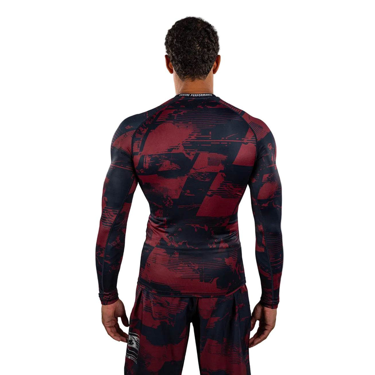 Rashguard ML Performance à manches longues bleu marine et bordeaux, en tissu extensible à motif graphique abstrait, coupe compression