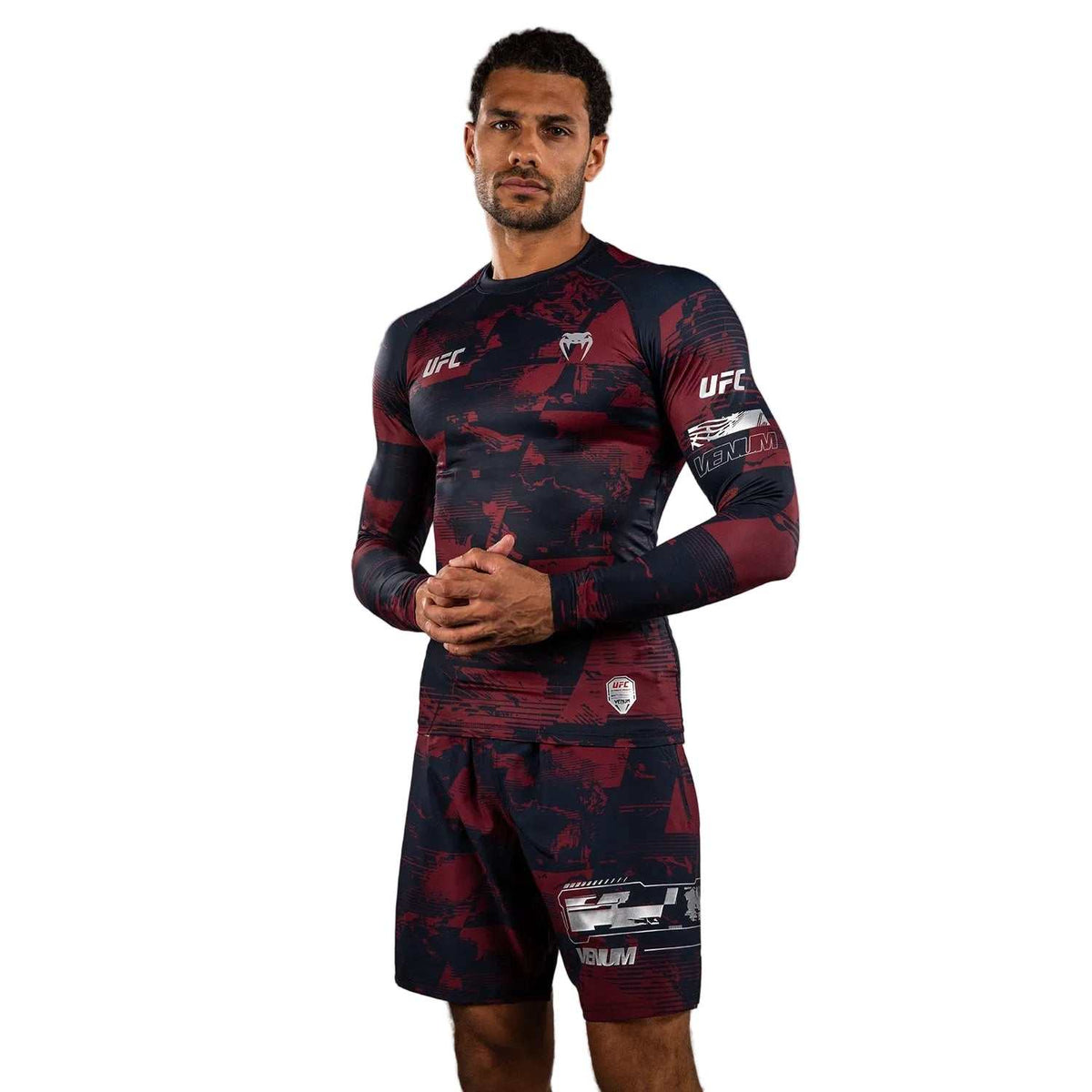 Rashguard ML Performance à manches longues, bleu marine et bordeaux, motif graphique argenté, coupe compression.