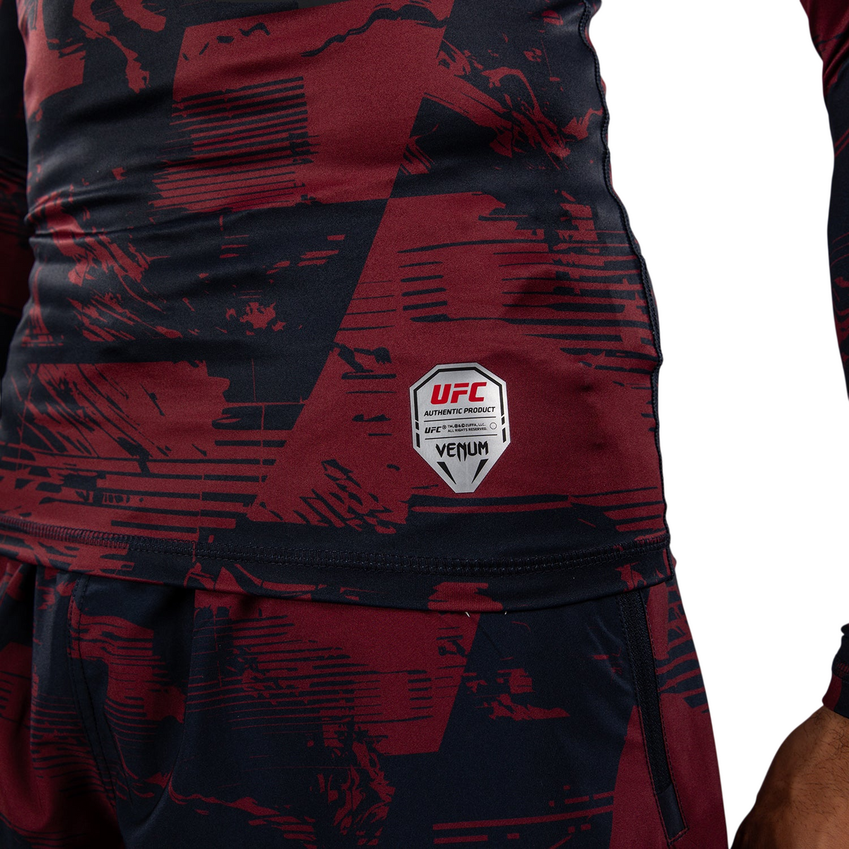 Rashguard ML Performance UFC en tissu compressif bleu marine et bordeaux, motif graphique et logo UFC Venum argenté