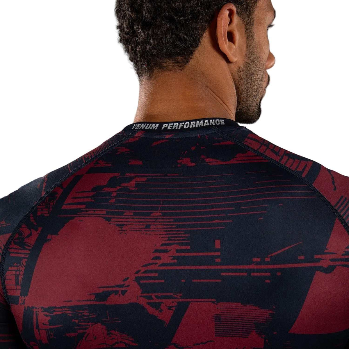 Rashguard ML Performance manches longues bleu marine et bordeaux, en tissu extensible à motif graphique.