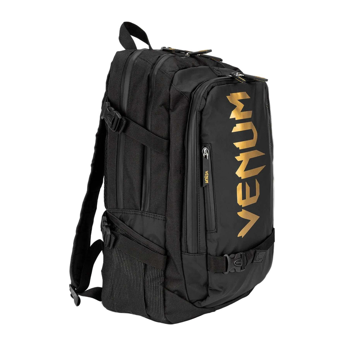 Sac à dos Venum noir en textile, avec grand logo doré, trois compartiments et poches latérales zippées.