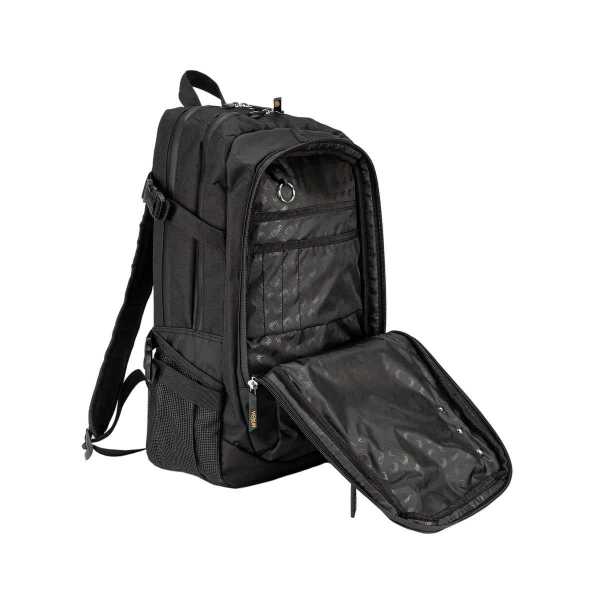 Sac à dos Venum noir en textile, doté de plusieurs compartiments et d’une grande poche frontale ouverte.