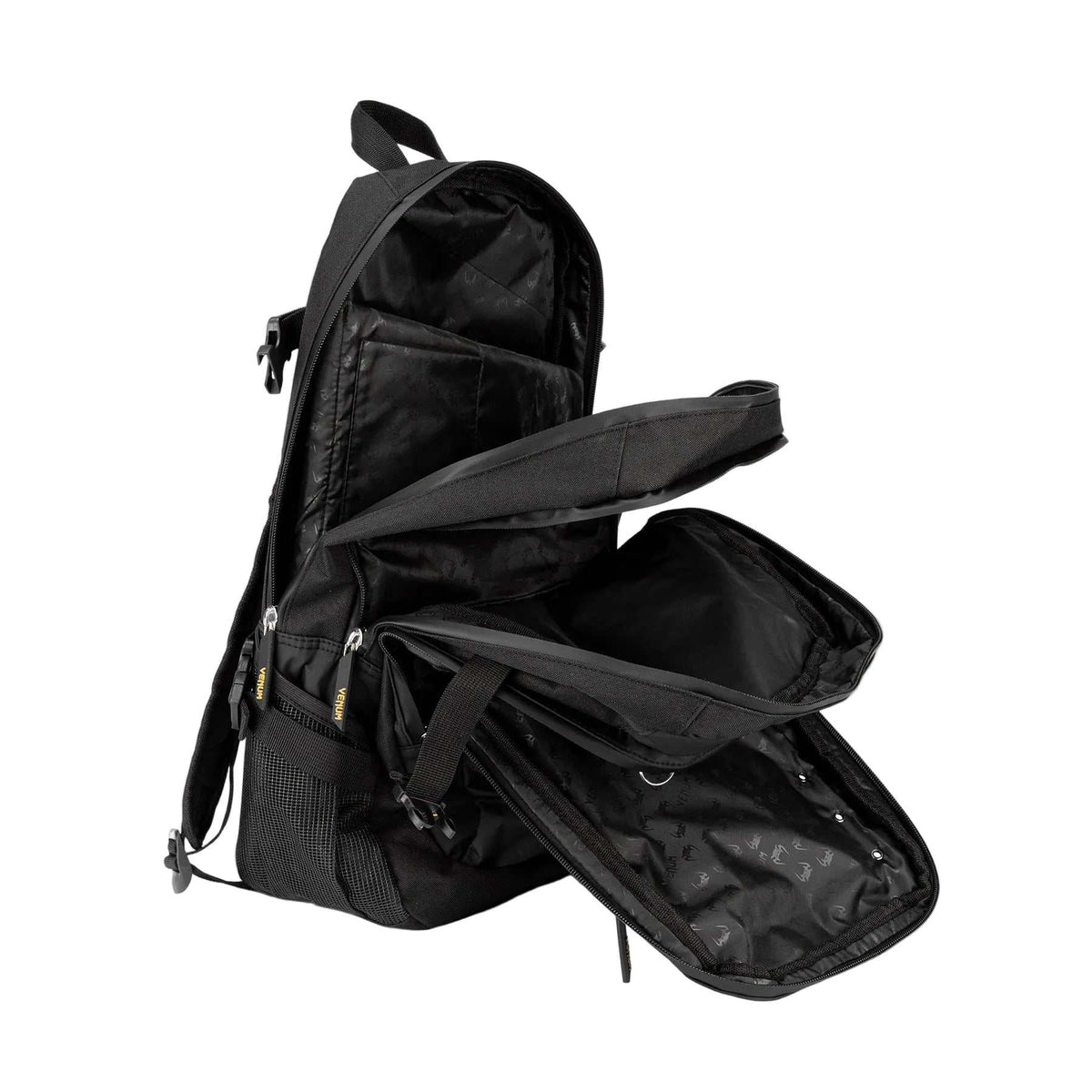 Sac à dos Venum noir en textile, ouvert avec trois compartiments, poches zippées et dos rembourré.