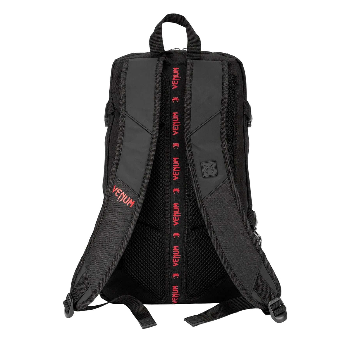 Sac à dos Venum noir en textile, avec bretelles rembourrées, dos matelassé et détails rouges sérigraphiés.
