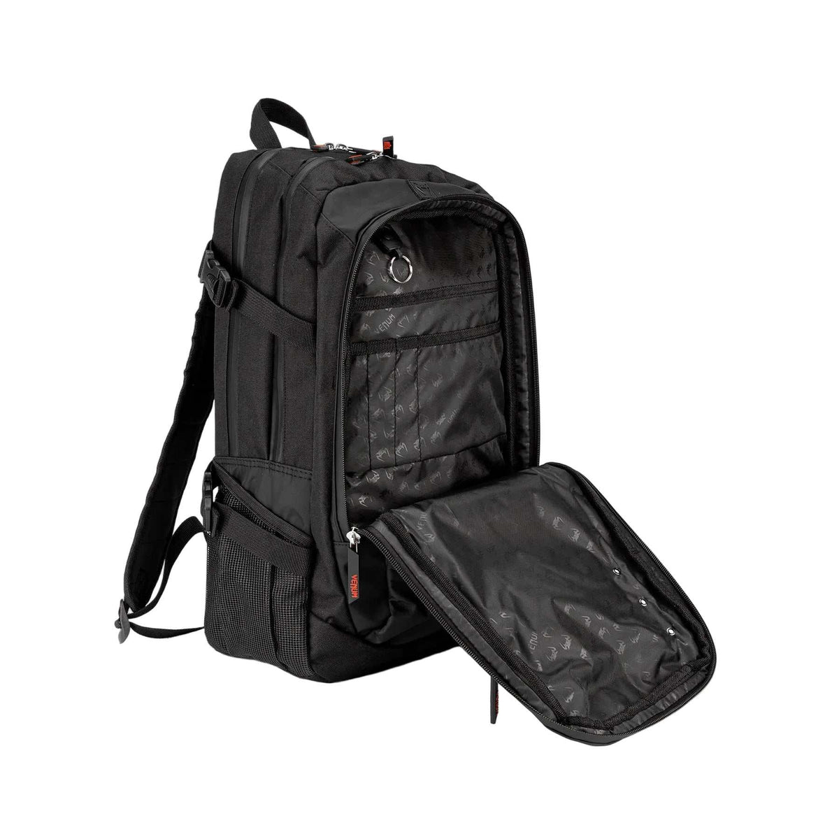 Sac à dos noir Venum en textile, à compartiments multiples, avec poches zippées et rabat avant déployé.
