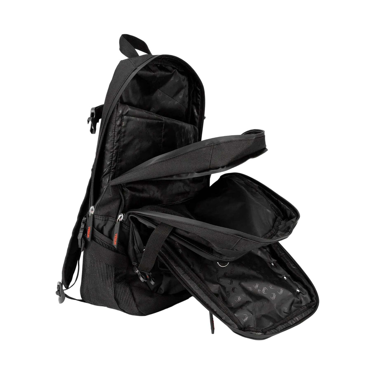 Sac à dos Venum noir en nylon, ouvert, avec plusieurs compartiments, poches zippées et détails rouges.