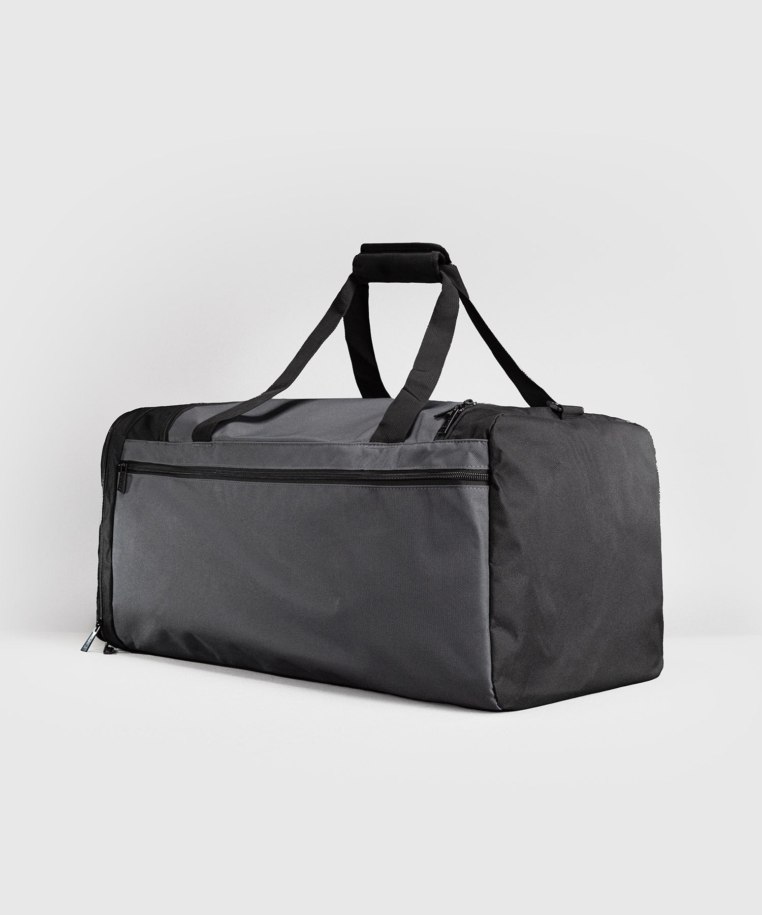 Sac de Sport Venum Essential 61L Gris/Noir disponible à la Boutique des Arts Martiaux