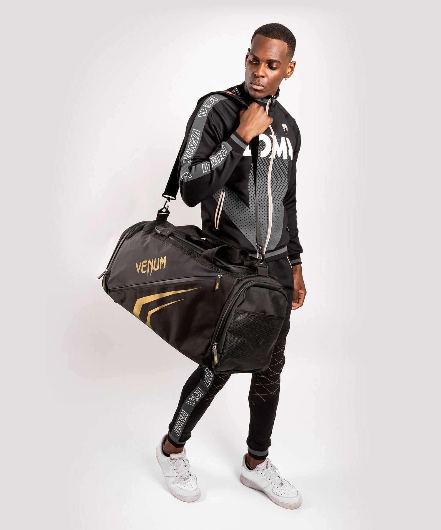 Sac de sport Venum Trainer Lite EVO noir et or avec multiples compartiments et ventilation mesh