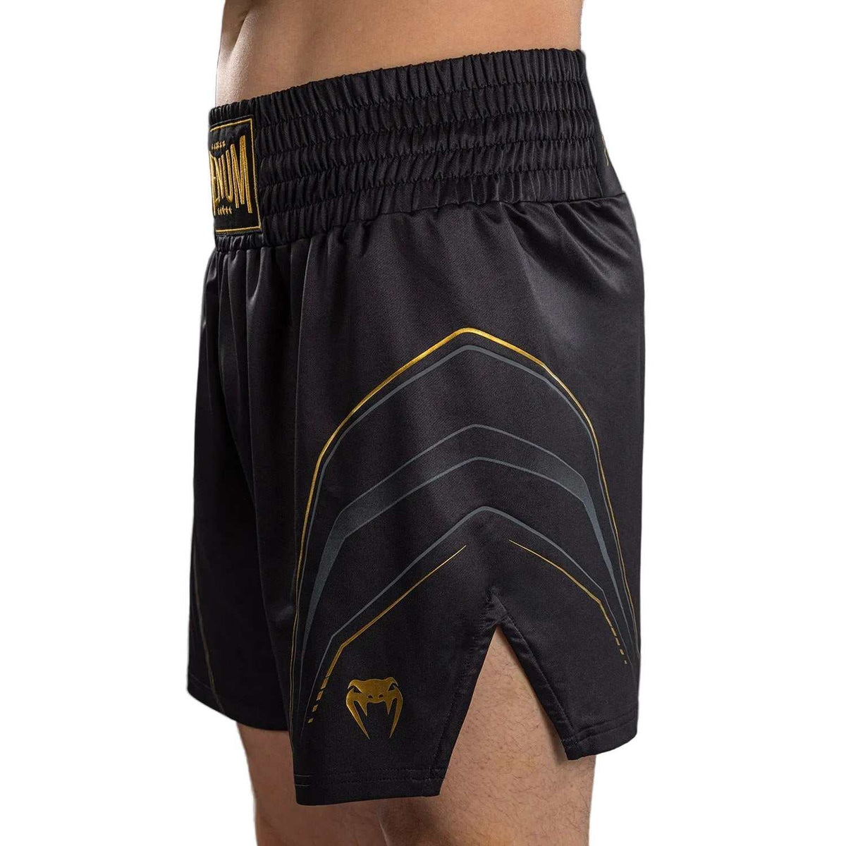 Short de boxe anglaise noir en tissu satiné, avec motifs graphiques gris et dorés, fente latérale et taille élastique