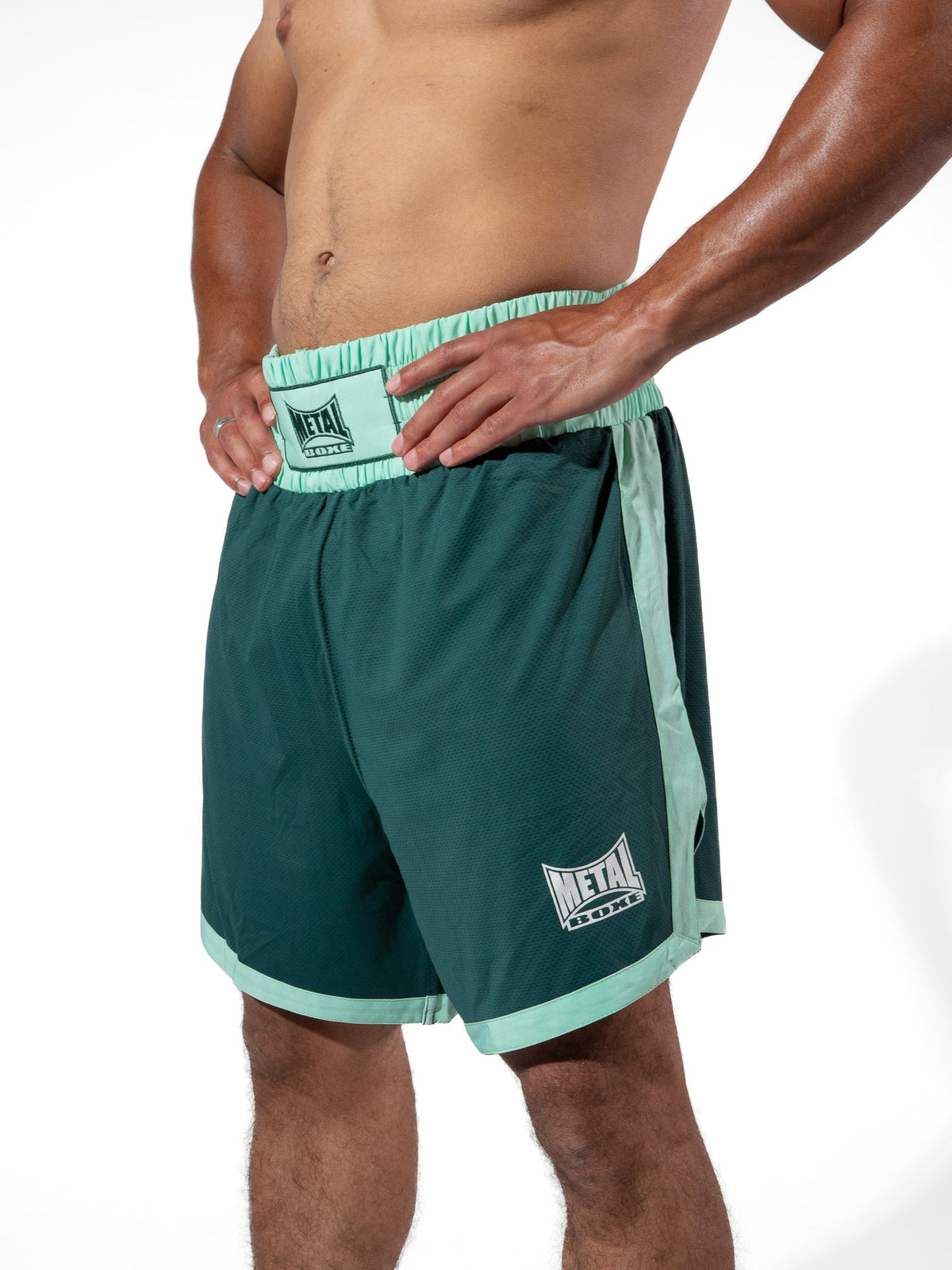 Short de boxe ONE Deep Waters Metal Boxe porté à l'entraînement