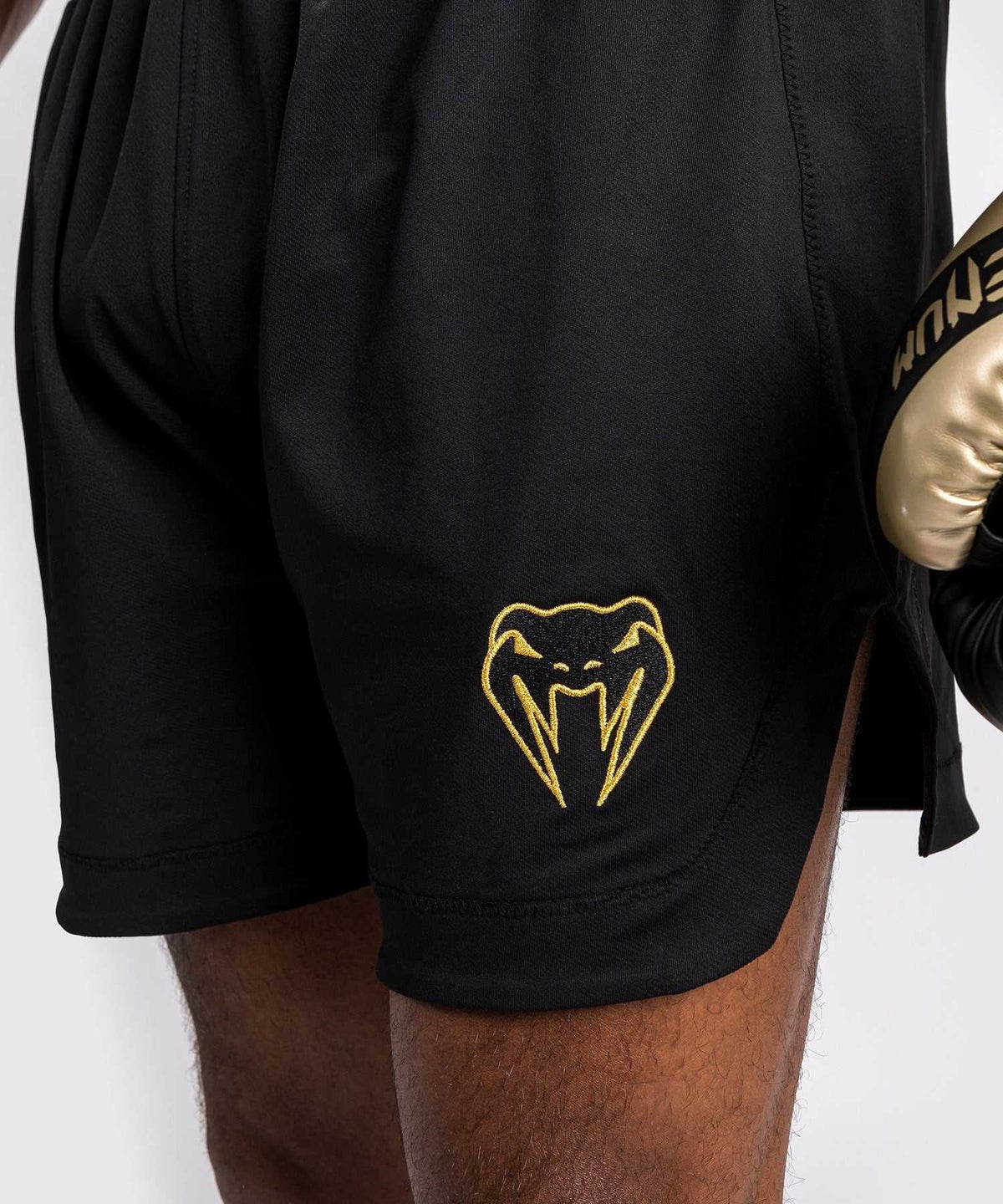 Short de boxe Venum Classic noir avec broderies dorées pour entraînement et compétition