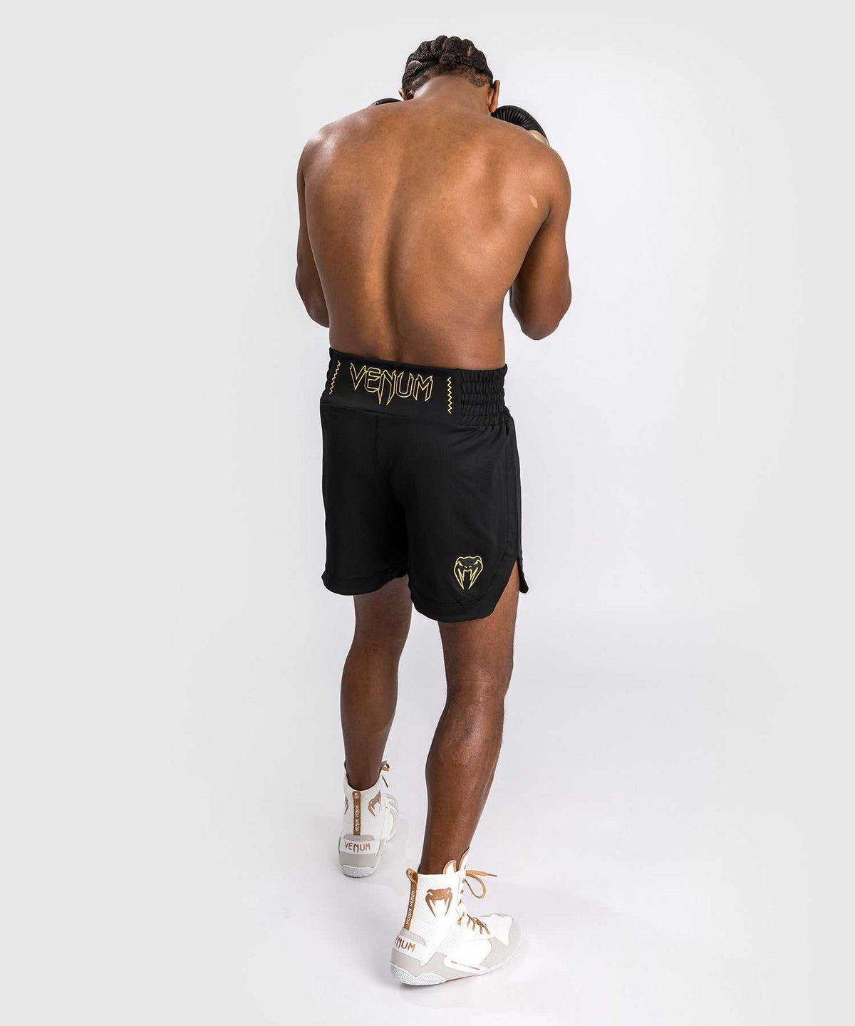 Short de boxe Venum Classic noir et or avec ceinture large et broderies dorées, léger et flexible pour entraînement et compétition.