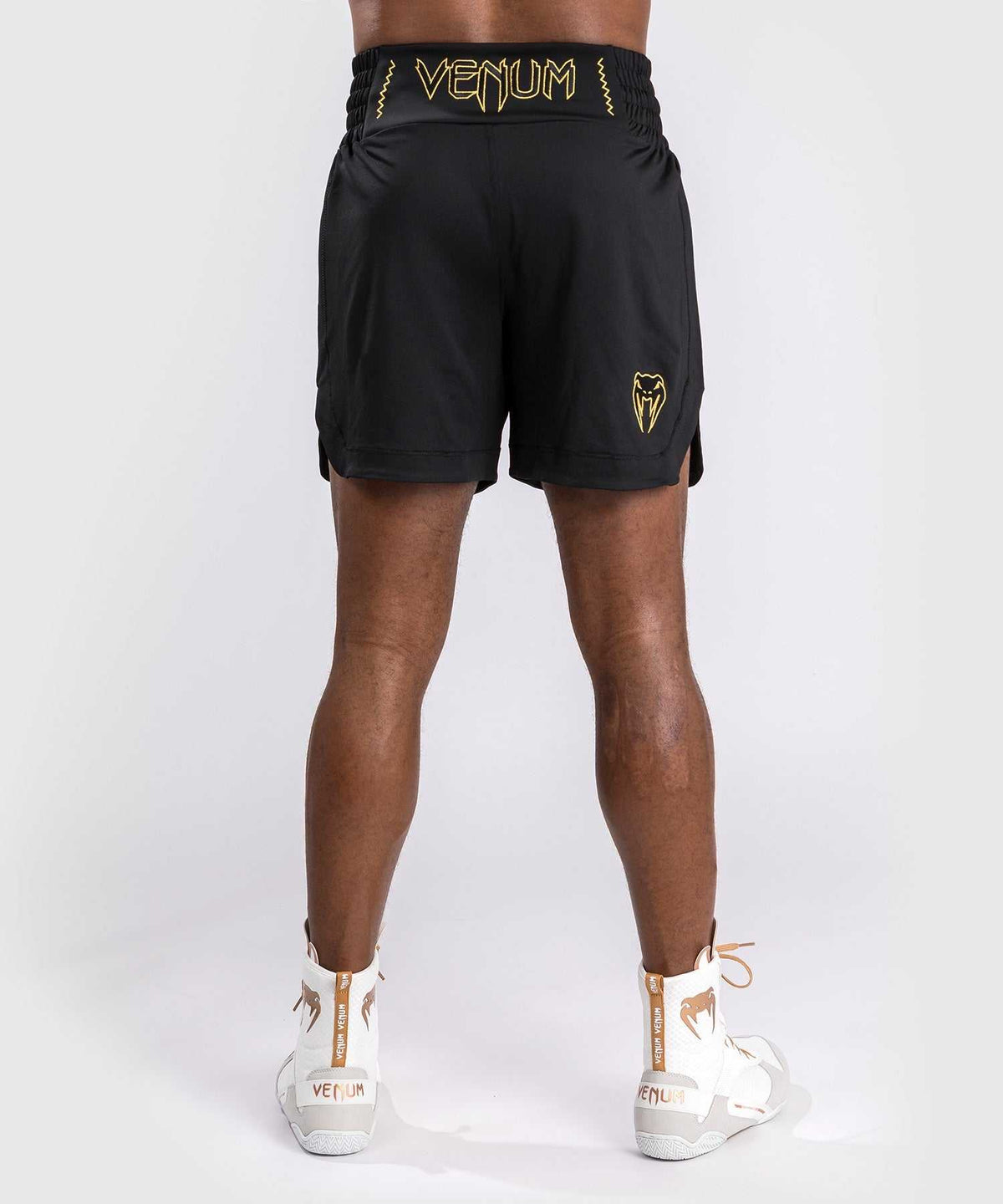 Short de boxe Venum Classic noir et or avec broderies dorées, ceinture large, tissu léger et fentes latérales pour la boxe anglaise.