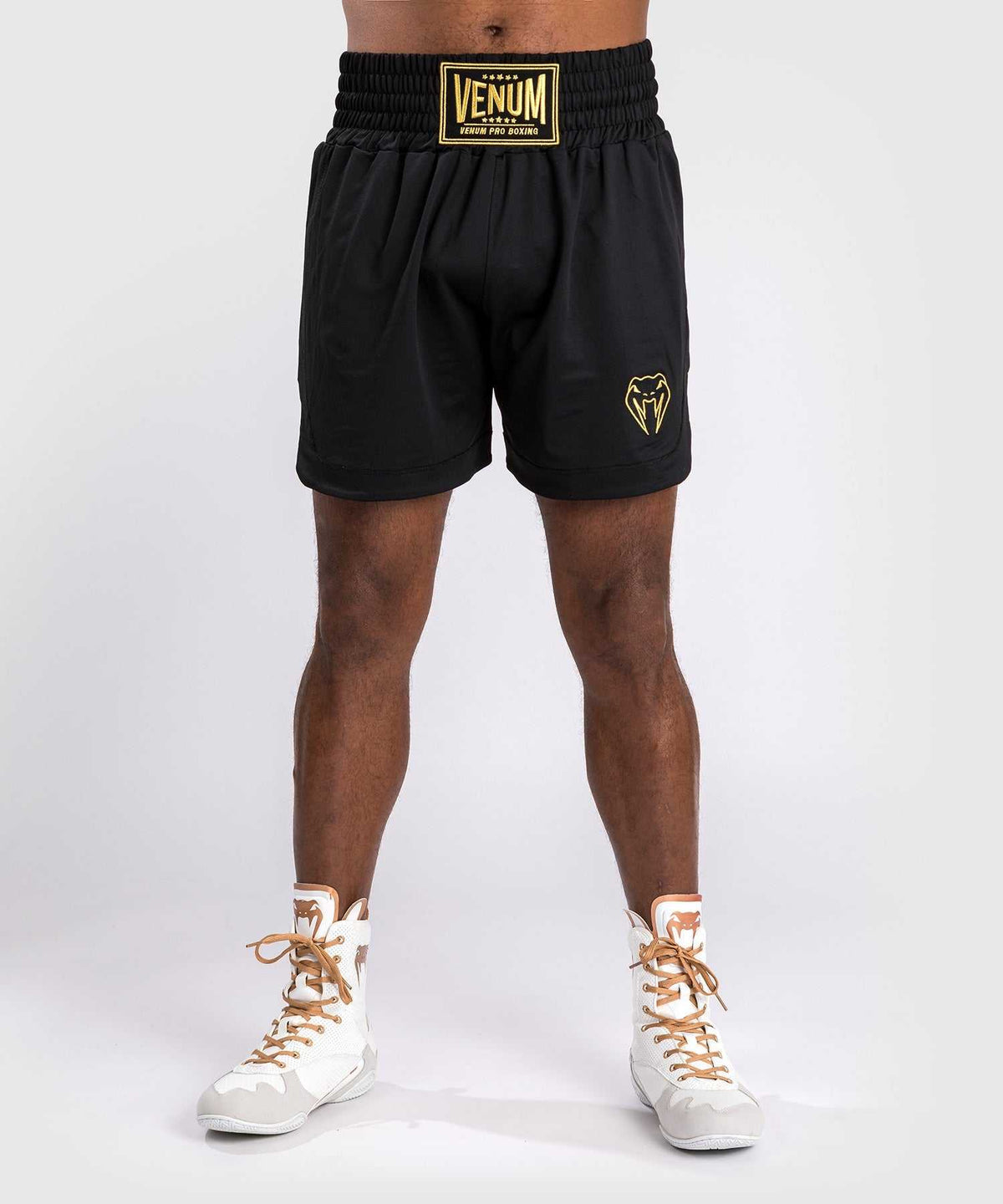 Short de boxe Venum Classic noir et or avec broderies dorées et ceinture large traditionnelle