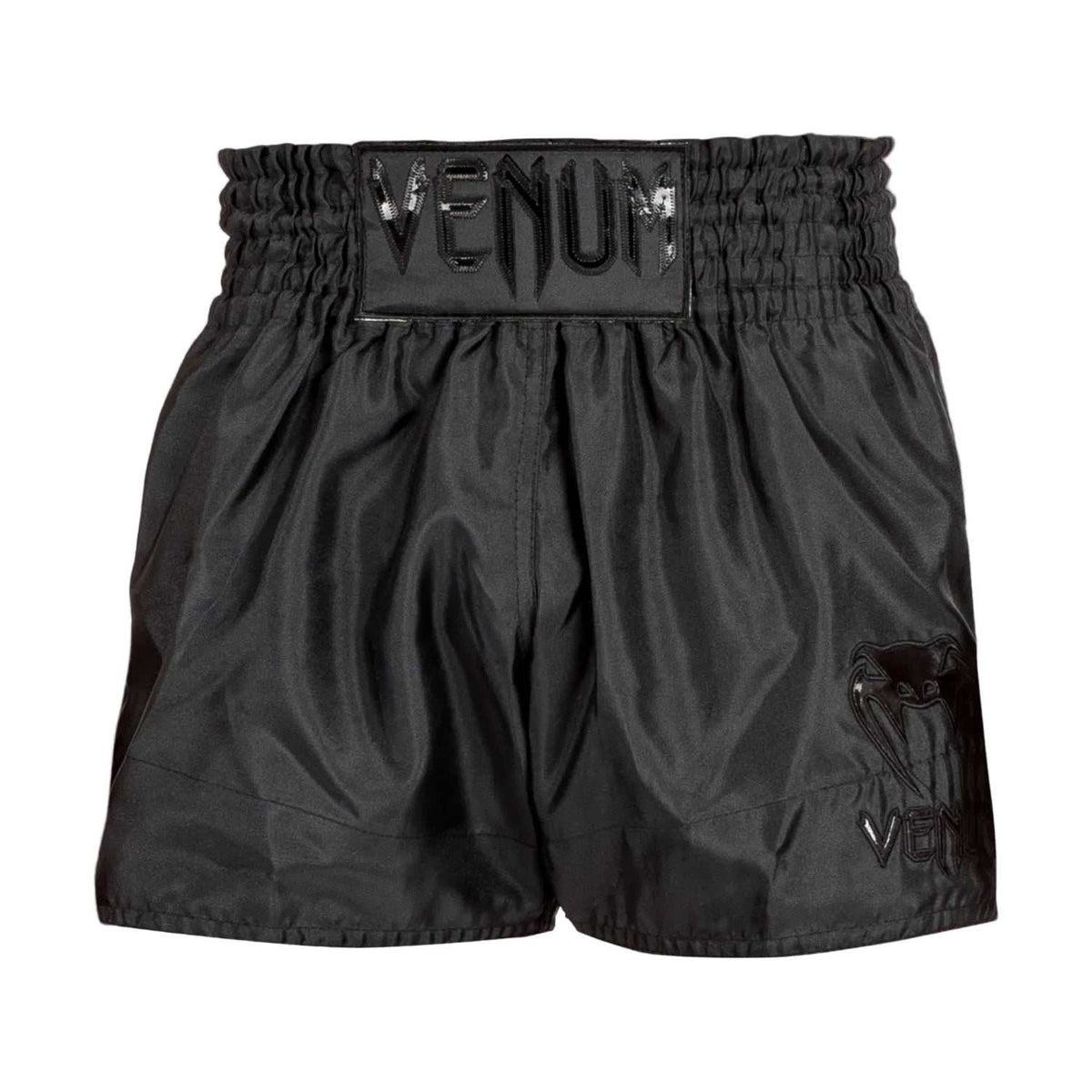 Short de Muay Thai noir en polyester, ceinture élastique large et logos Venum noirs, avec fentes latérales
