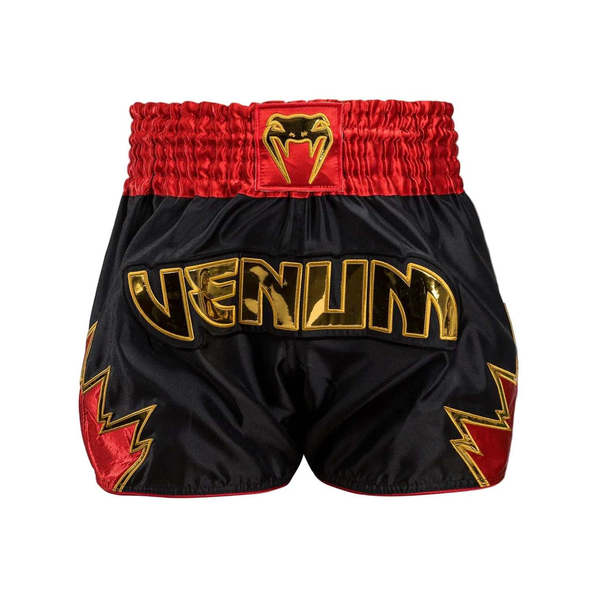 Short de Muay Thai noir en tissu satiné, ceinture rouge et motifs dorés avec logo Venum et fentes latérales