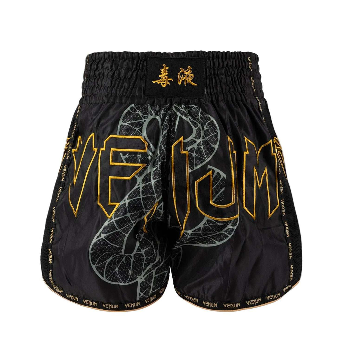 Short de Muay Thai noir en polyester, orné d’un serpent gris argenté et de logos Venum dorés, taille élastique.