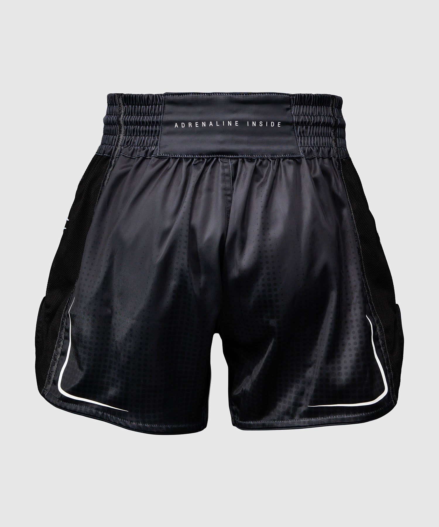 Detail du short de Muay Thai Venum Stealth noir et blanc