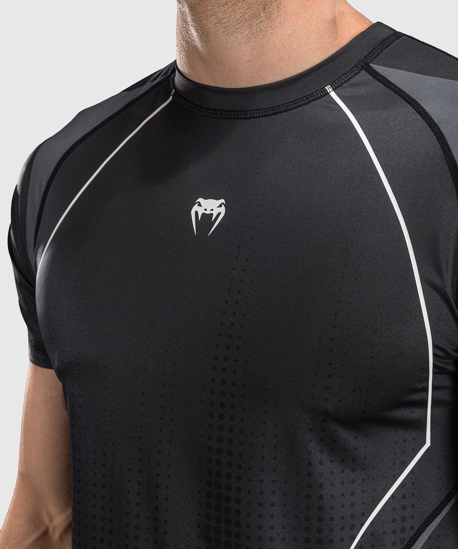 Detail du t-shirt Dry Tech Venum Stealth noir et blanc