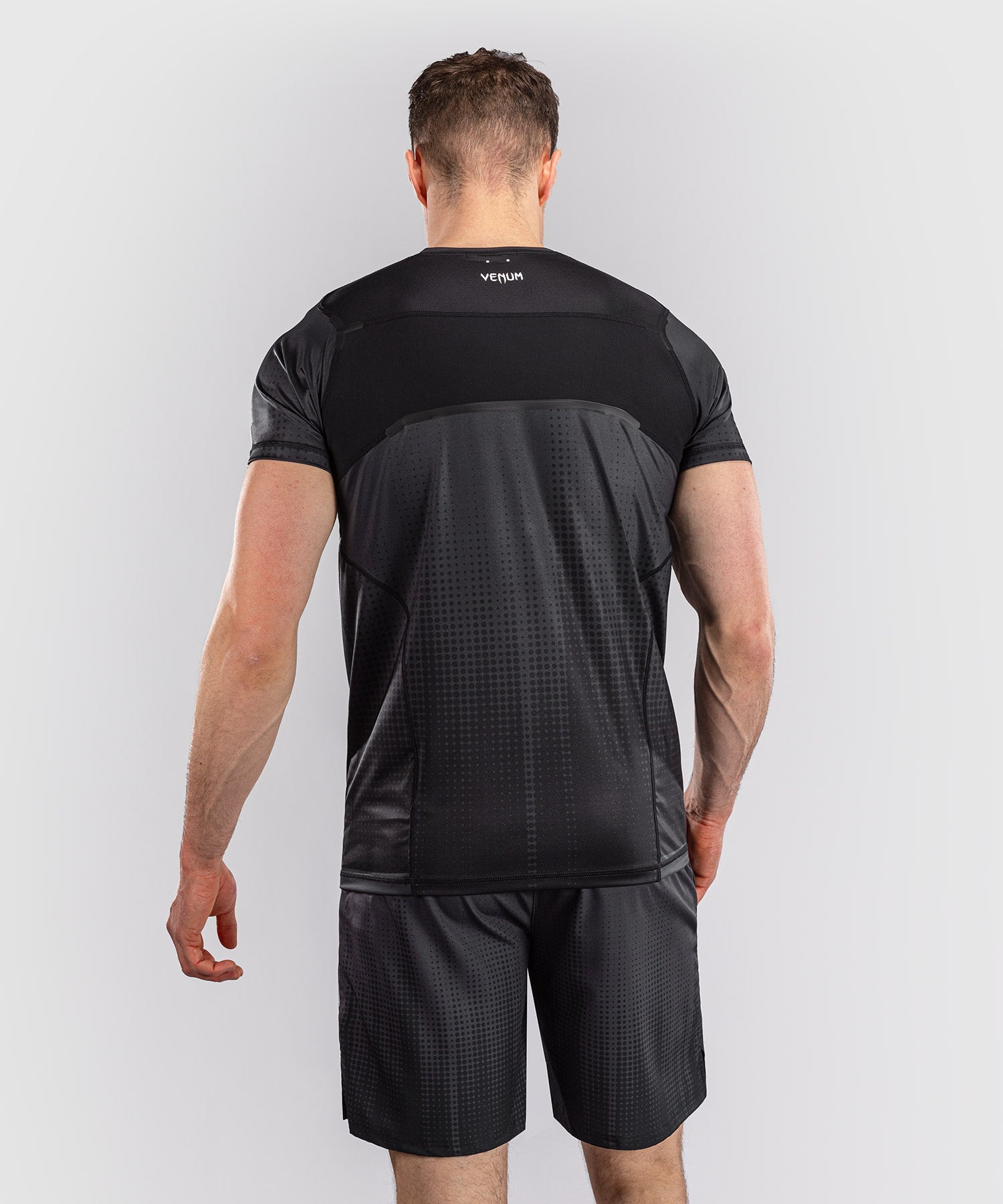 T-shirt technique Venum Stealth noir et blanc porte a l entrainement
