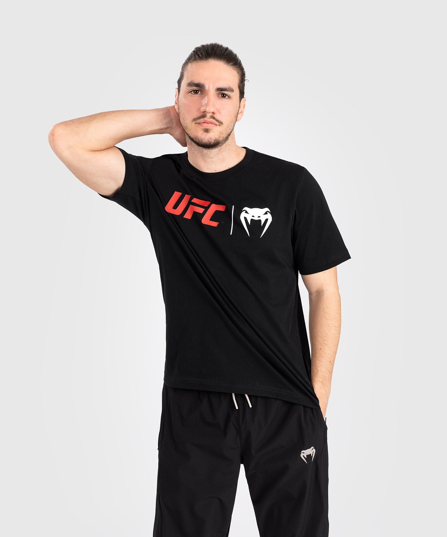 Detail du t-shirt UFC Venum Classic noir et rouge, logo poitrine