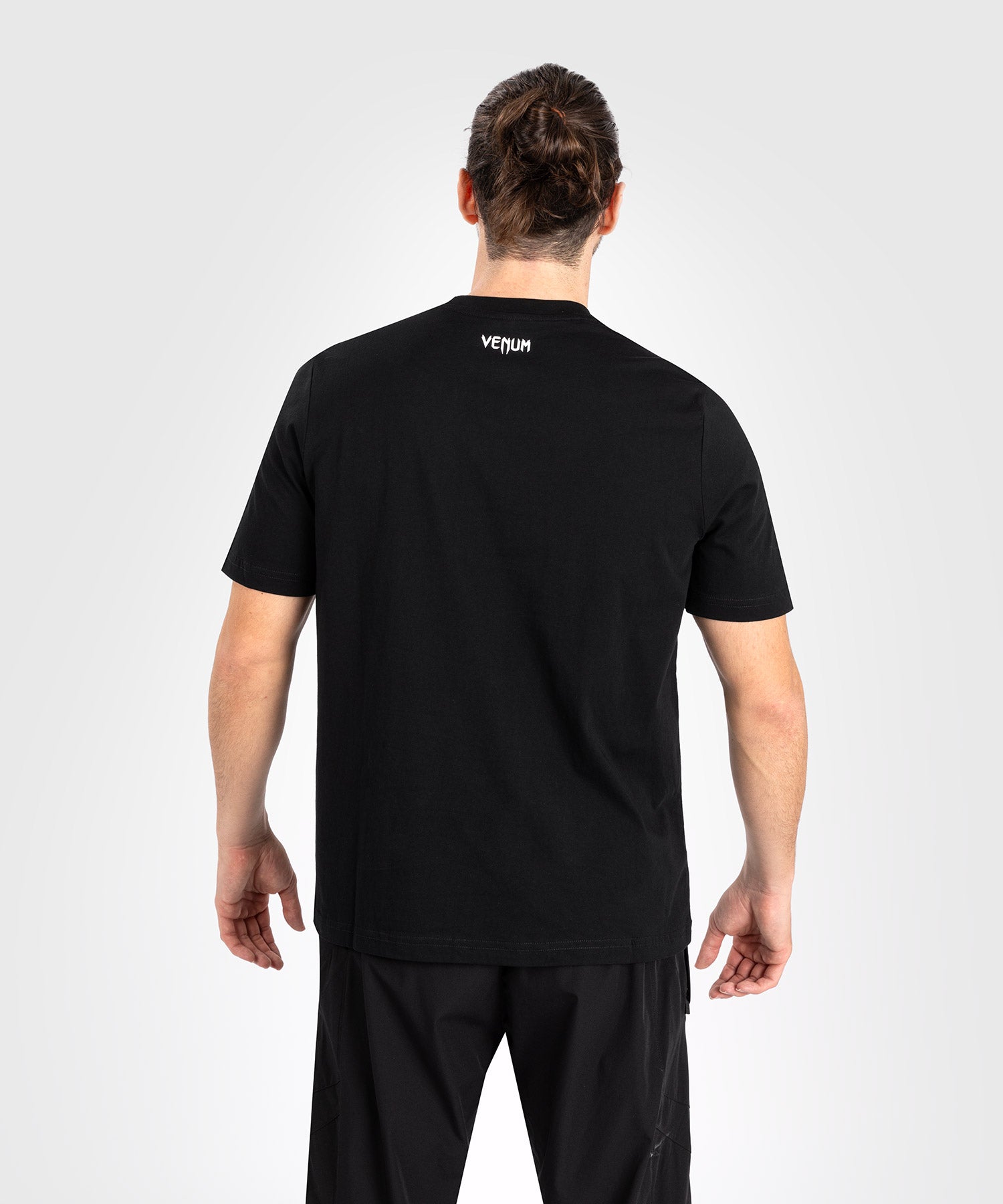 T-shirt Venum Classic UFC coloris noir et rouge porte a l entrainement