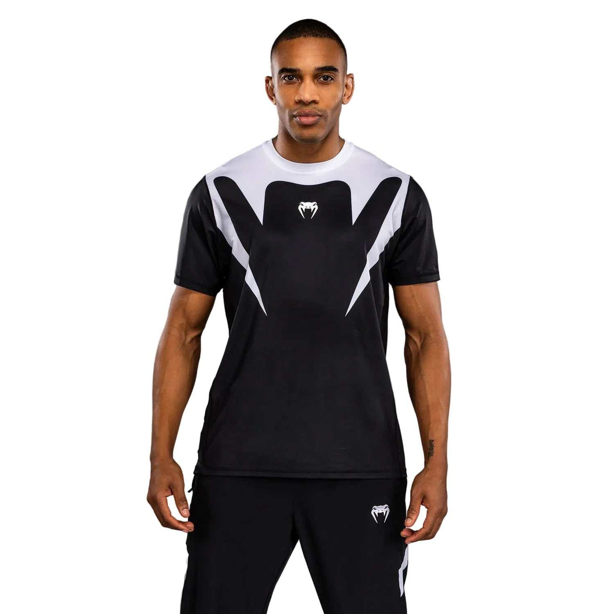 T-shirt Venum Attack technique noir et blanc, à manches courtes, col rond et empiècements graphiques contrastés.