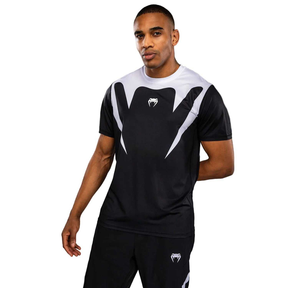T-shirt Venum Attack technique noir et blanc, manches courtes, col rond et graphismes contrastés.