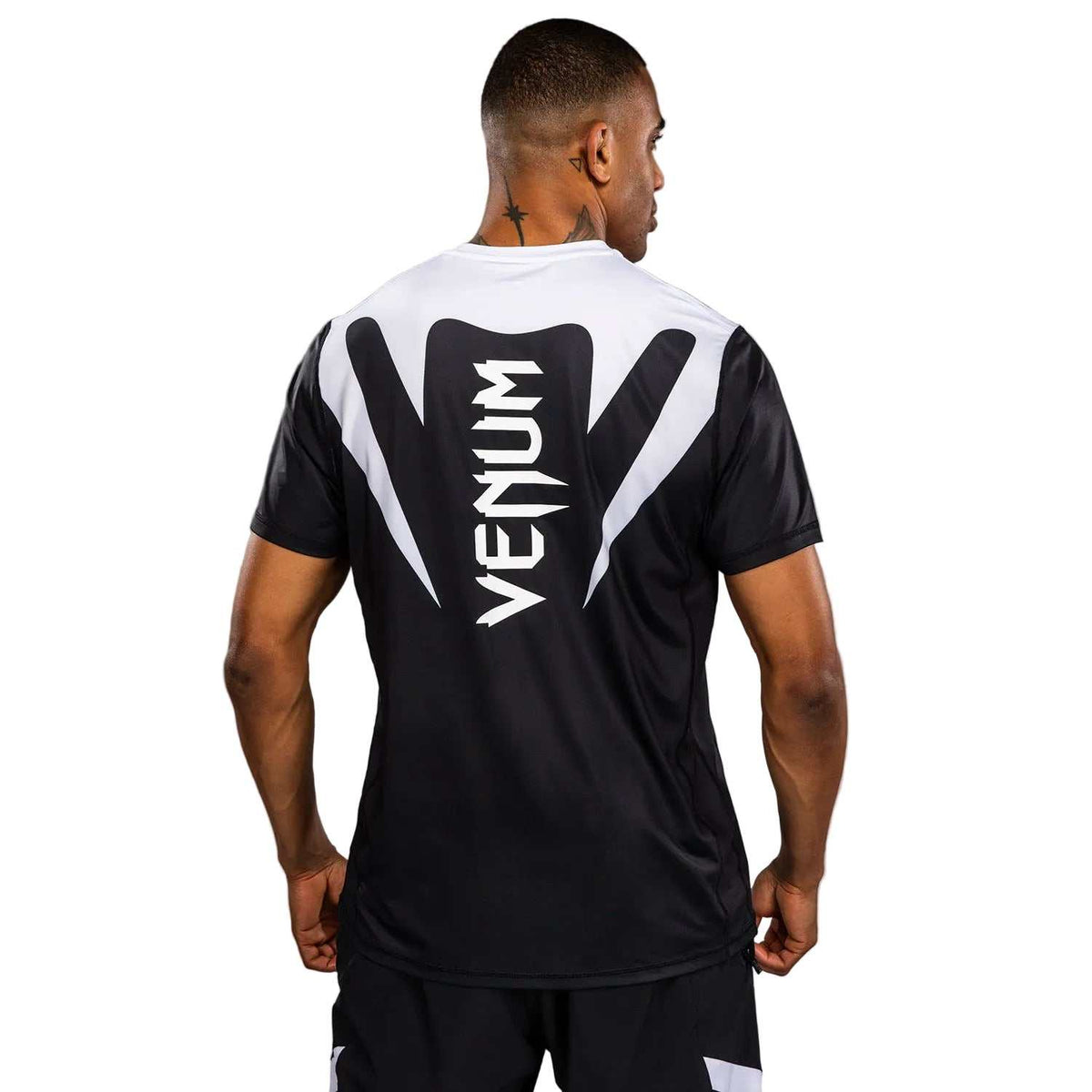 T-shirt Venum Attack noir et blanc en tissu technique, manches courtes et grand logo Venum au dos.