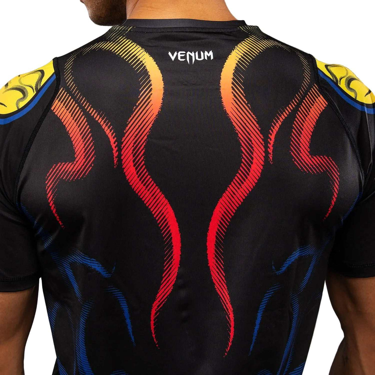 T-shirt Venum noir en tissu technique, orné de motifs graphiques rouges, orange, jaunes et bleus au dos